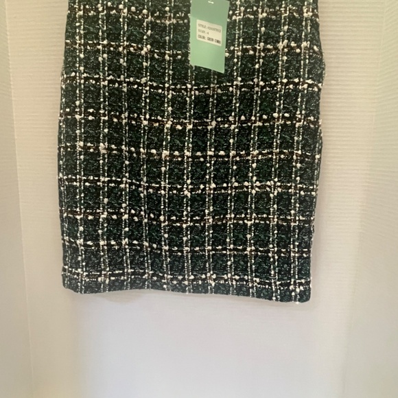 La Cite plaid green skirt. - Picture 4 of 6